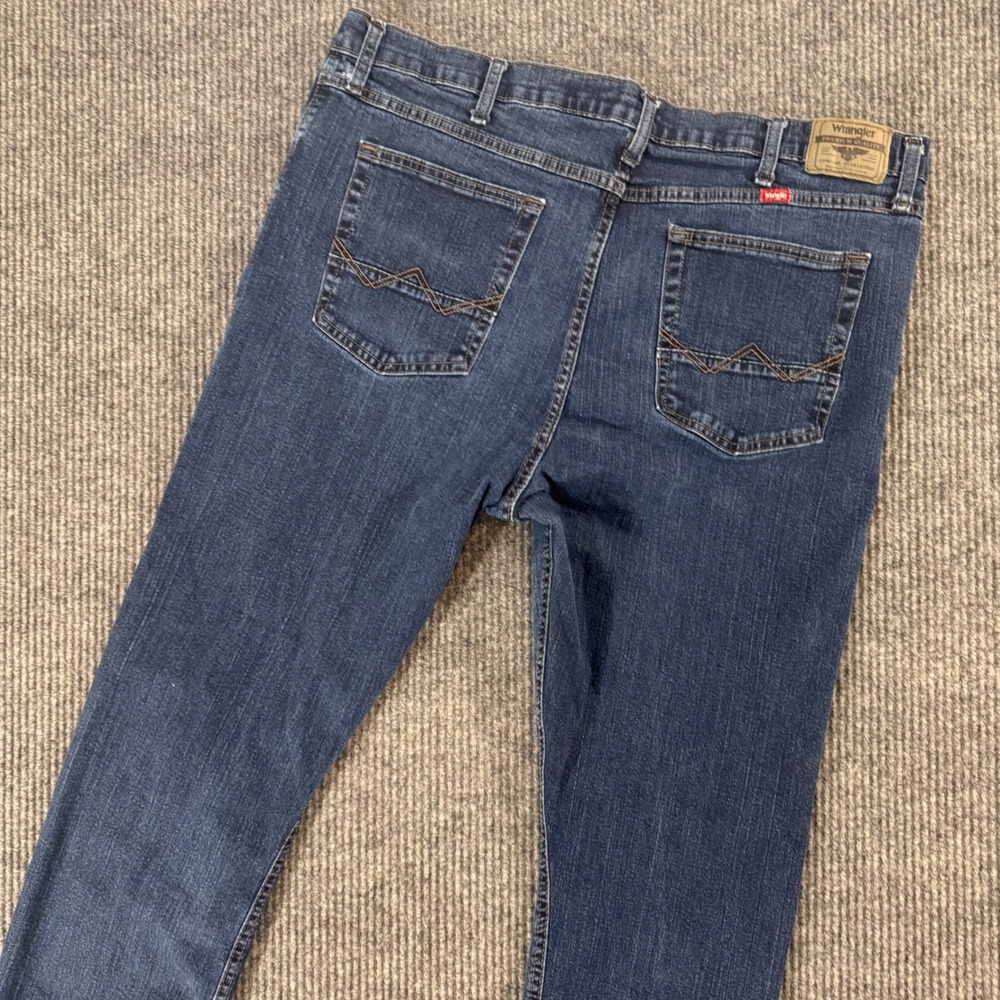 Wrangler Jeans Mens 42x30 Relaxed Fit Straight Leg Dark Wash Denim Classic